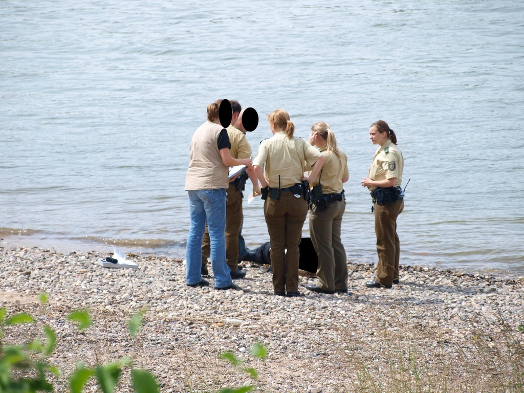 Wasserleiche angespuelt Koeln Deutz Rheinpark Hoehe Zoobruecke P11.JPG